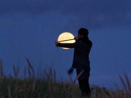 Красивая игра с силуэтом луны (16 Фото)