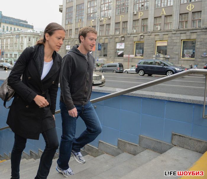  Основатель Facebook* Марк Цукерберг посетил Москву (8 фото)