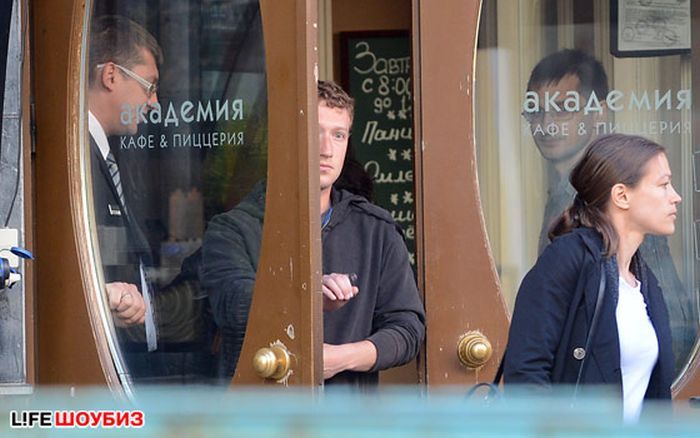  Основатель Facebook* Марк Цукерберг посетил Москву (8 фото)
